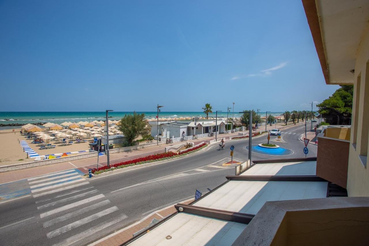 Palm Beach House - Vista Mare Montesilvano Marina Kültér fotó
