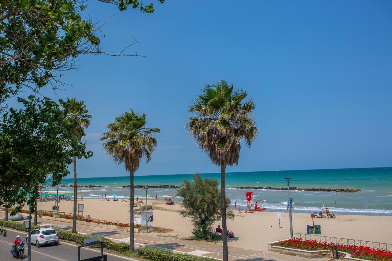 Palm Beach House - Vista Mare Montesilvano Marina Kültér fotó